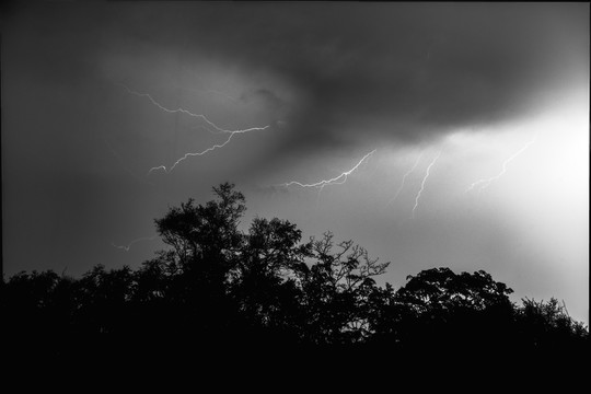 雷电之夜