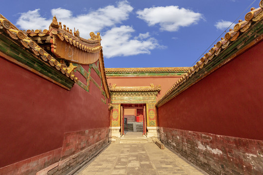 红墙黄瓦的北京故宫西六宫建筑