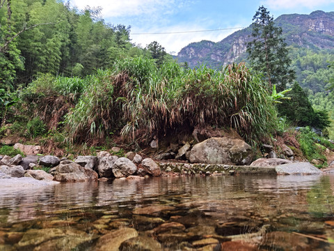 山间溪流