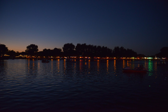 夜景湖边
