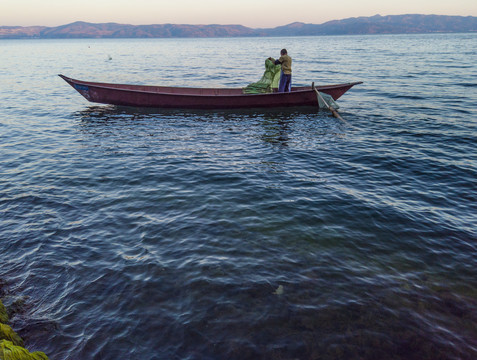 抚仙湖打渔