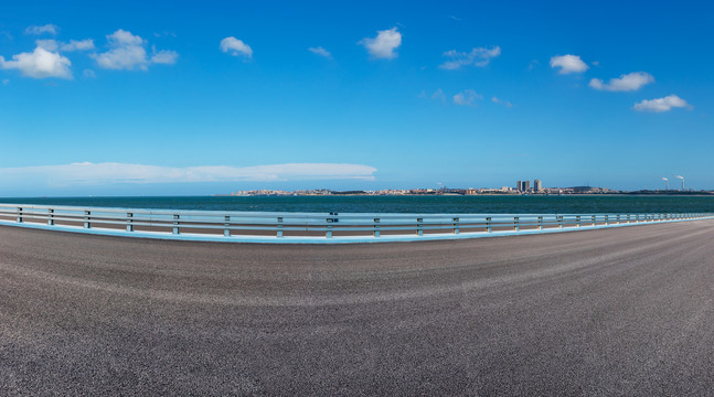 空旷公路为前景的大海