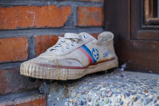 老旧的运动鞋复古怀旧