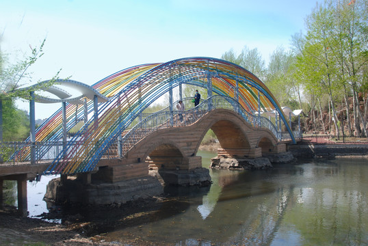 三孔拱桥与彩虹造型