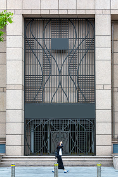 银行大楼铁门