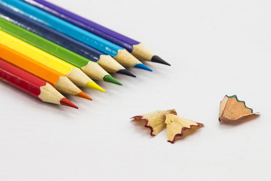 一排彩色铅笔与铅笔屑