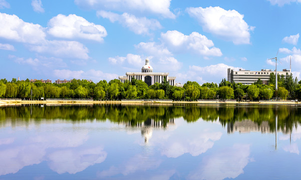 蓝天湖水风景