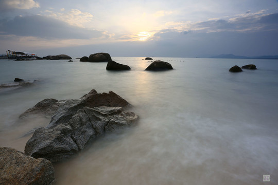夕阳下的礁石