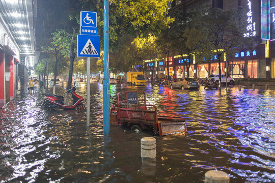 水浸街头