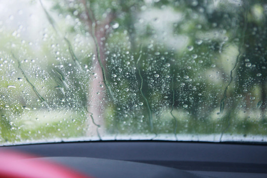 车窗前的雨珠