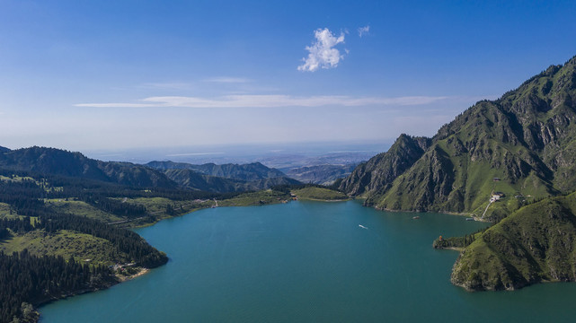 鸟瞰天山天池全景