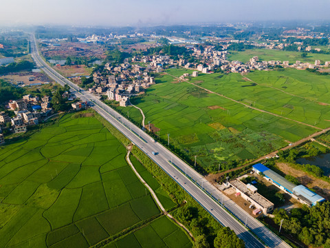 通向远方的乡村公路航拍