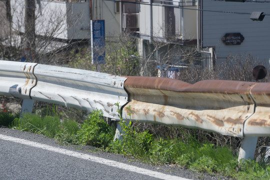 破旧的道路护栏