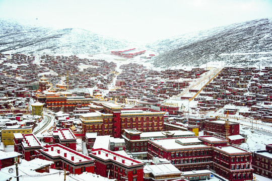 四川甘孜色达五明佛学院雪景