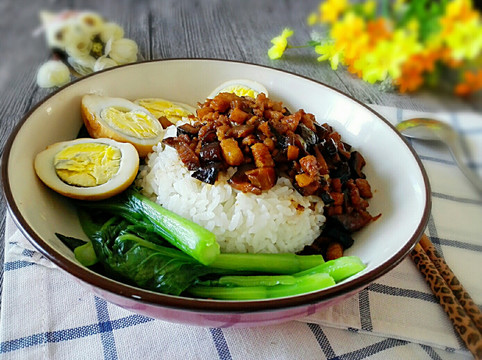 卤肉饭加蛋