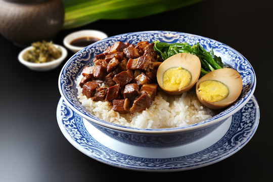 卤肉饭加蛋