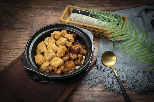 黄焖鸡米饭套餐红烧肉豆腐泡