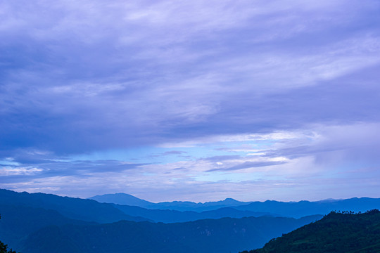 崇山峻岭