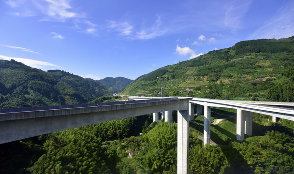 山間的立交橋