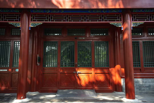 中式红漆门窗