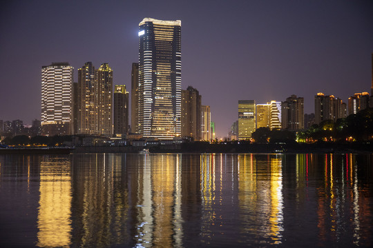 夜景湖畔楼房