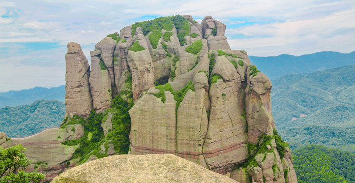 奇峰怪石远山