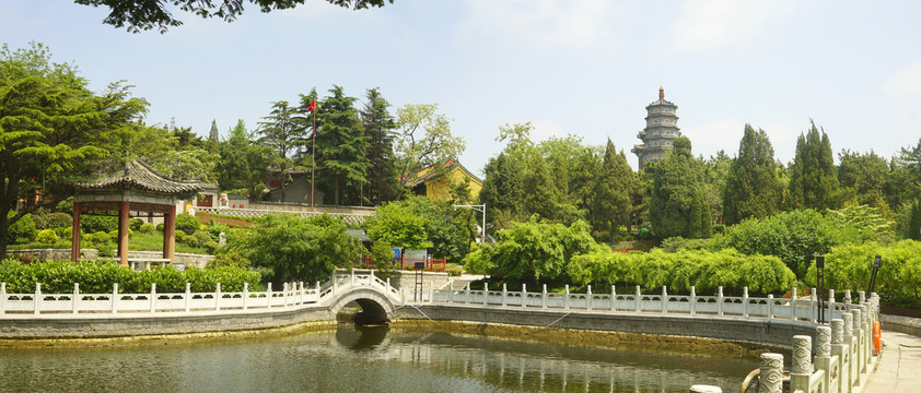 青岛湛山寺兰亭和药师塔