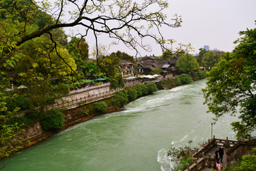 都江堰河畔