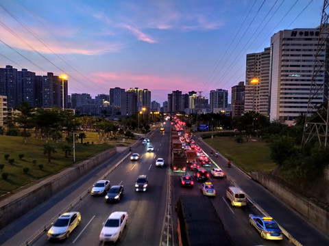 夜晚的车流