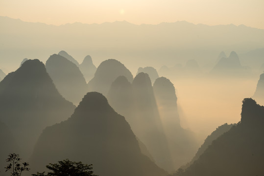 清晨日出阳光洒满在群山间飘渺的