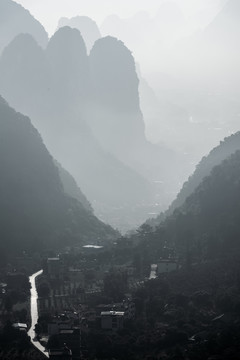 清晨群峰之间的山路