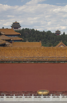 蓝天白云下的故宫红墙和宫殿建筑