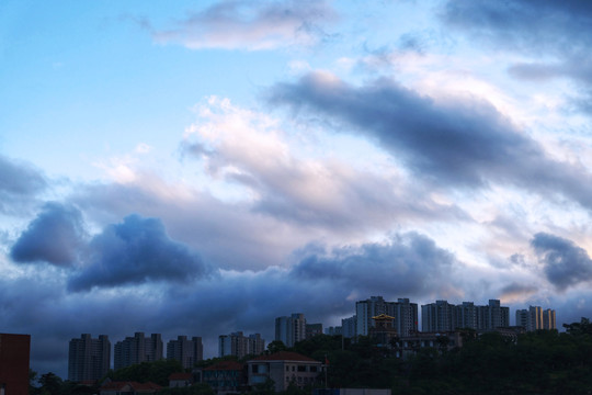 北固山雨后的积云风光