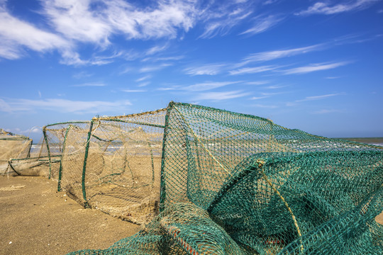 海边被遗弃的渔网