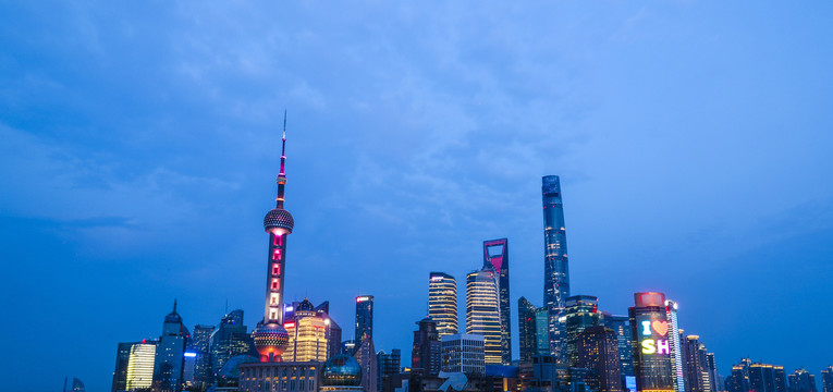 上海陆家嘴金融区城市天际线夜景