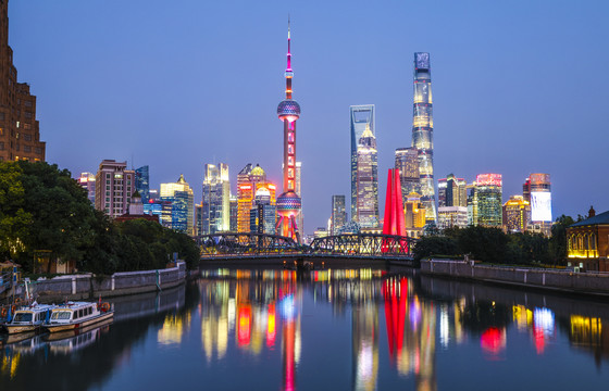 上海陆家嘴金融区城市天际线夜景
