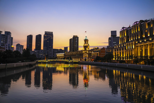 上海邮政大楼和苏州河夜景