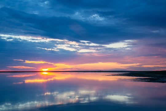 内蒙古草原上的湖泊夕阳美景