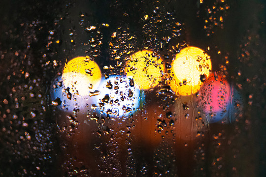 雨水玻璃夜景城市