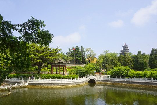 青岛湛山寺莲花池药师塔