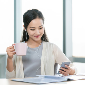 年轻女子休闲办公