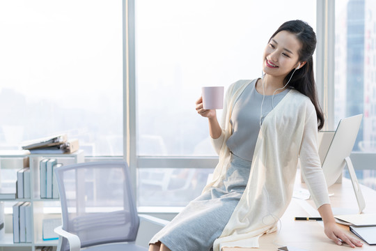 年輕女子休閑辦公