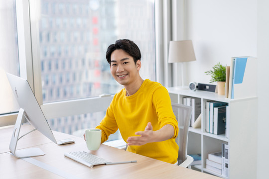 年轻男子休闲办公