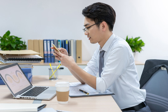 商务男士在办公室加班