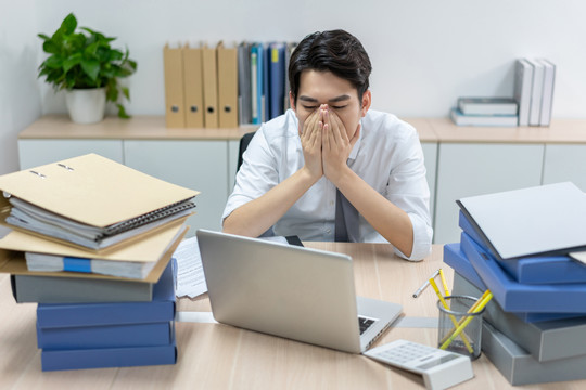 商务男士在办公室加班