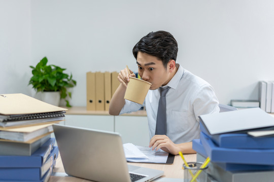 商务男士在办公室加班