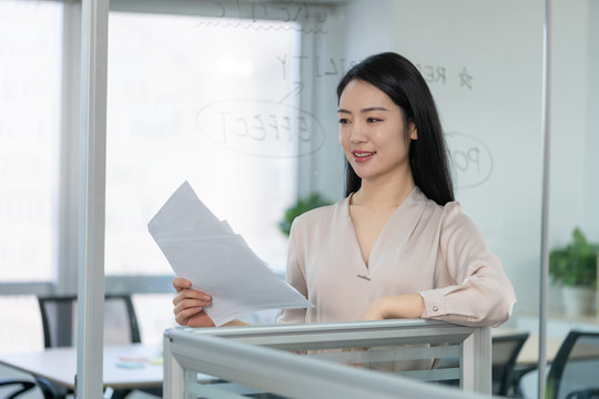 年轻商务女士拿着文件