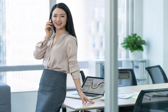 年轻商务女士使用手机