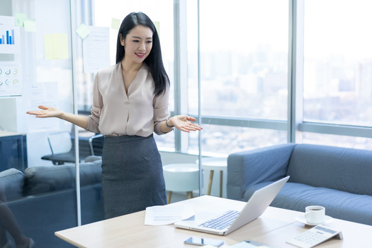 年轻商务女士使用电脑