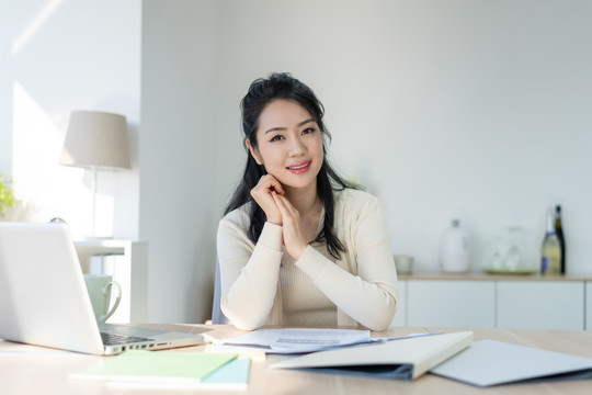 年轻女子休闲办公